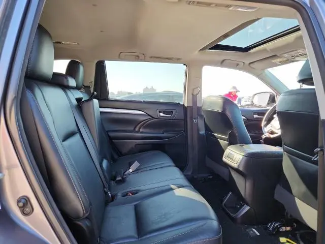 2018 TOYOTA HIGHLANDER SE  