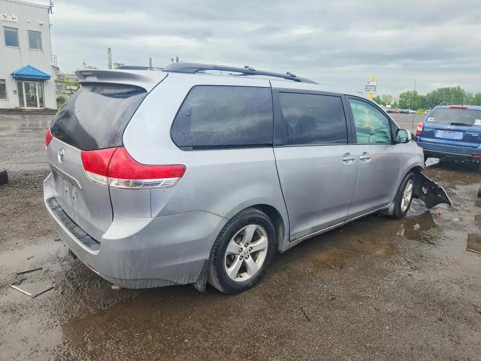 2013 TOYOTA SIENNA LE  