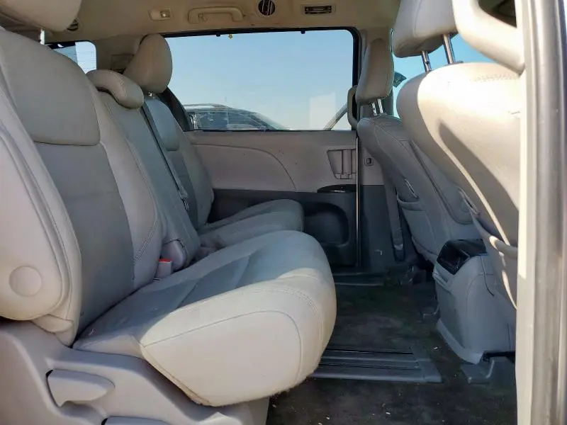 2017 TOYOTA SIENNA XLE  