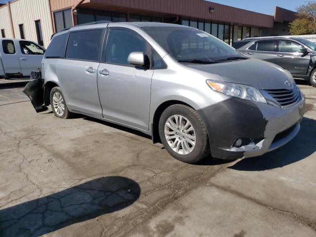 2017 TOYOTA SIENNA XLE