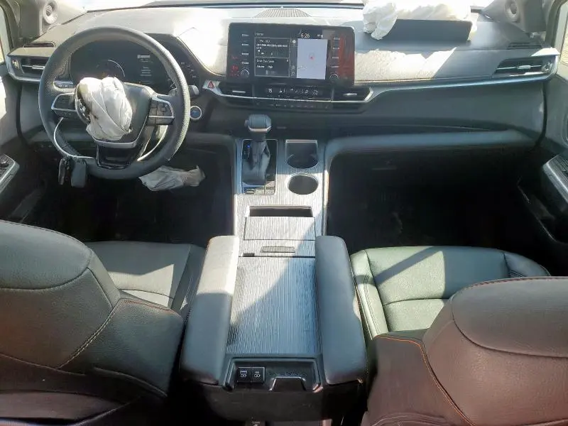 2022 TOYOTA SIENNA XSE  