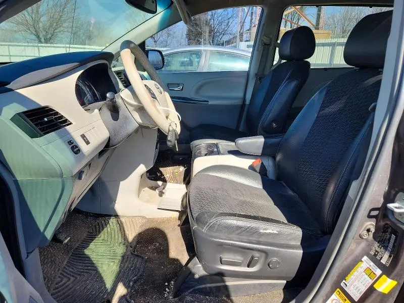 2014 TOYOTA SIENNA SE 8-PASSENGER  