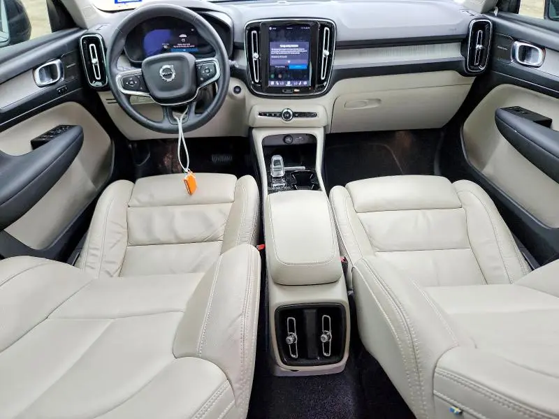 2023 VOLVO XC40 PLUS  