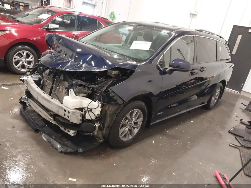 2021 TOYOTA SIENNA LE