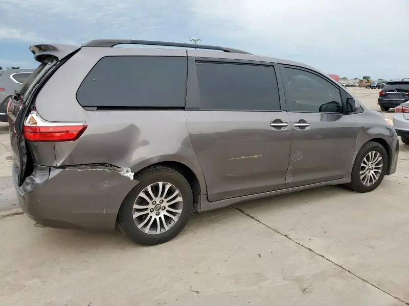 2018 TOYOTA SIENNA XLE  