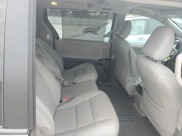 2019 TOYOTA SIENNA XLE  