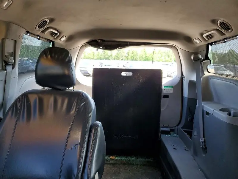 2017 TOYOTA SIENNA LE  