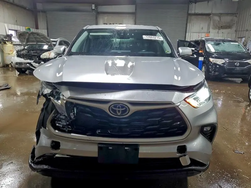 2022 TOYOTA HIGHLANDER HYBRID LE  