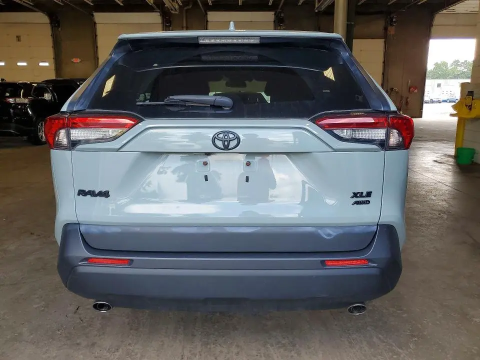 2021 TOYOTA RAV4 XLE  