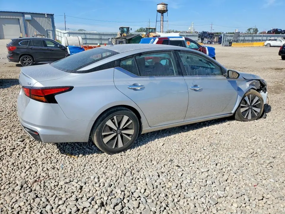 2022 NISSAN ALTIMA SV  