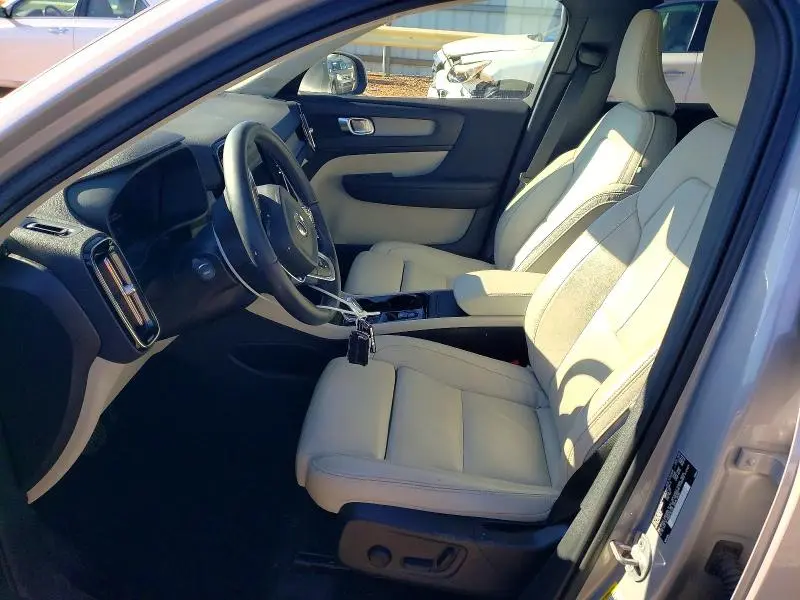 2023 VOLVO XC40 PLUS  