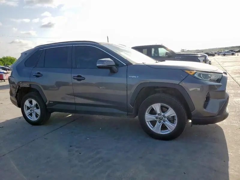 2021 TOYOTA RAV4 XLE