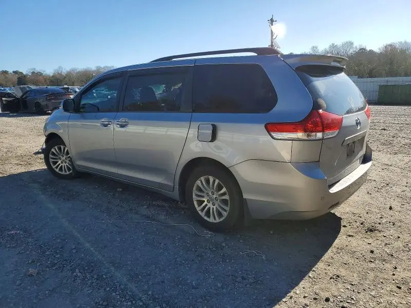 2013 TOYOTA SIENNA XLE  