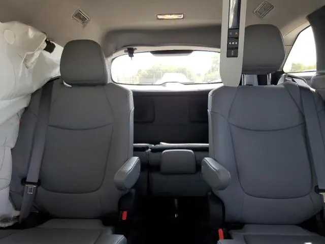 2025 TOYOTA SIENNA XLE  