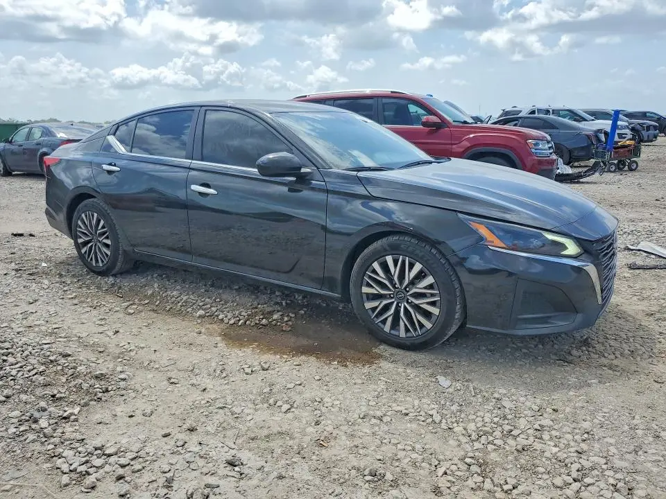 2023 NISSAN ALTIMA SV  