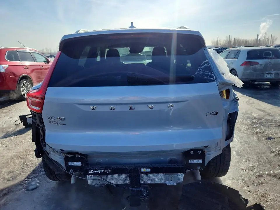 2021 VOLVO XC40 T5 MOMENTUM  