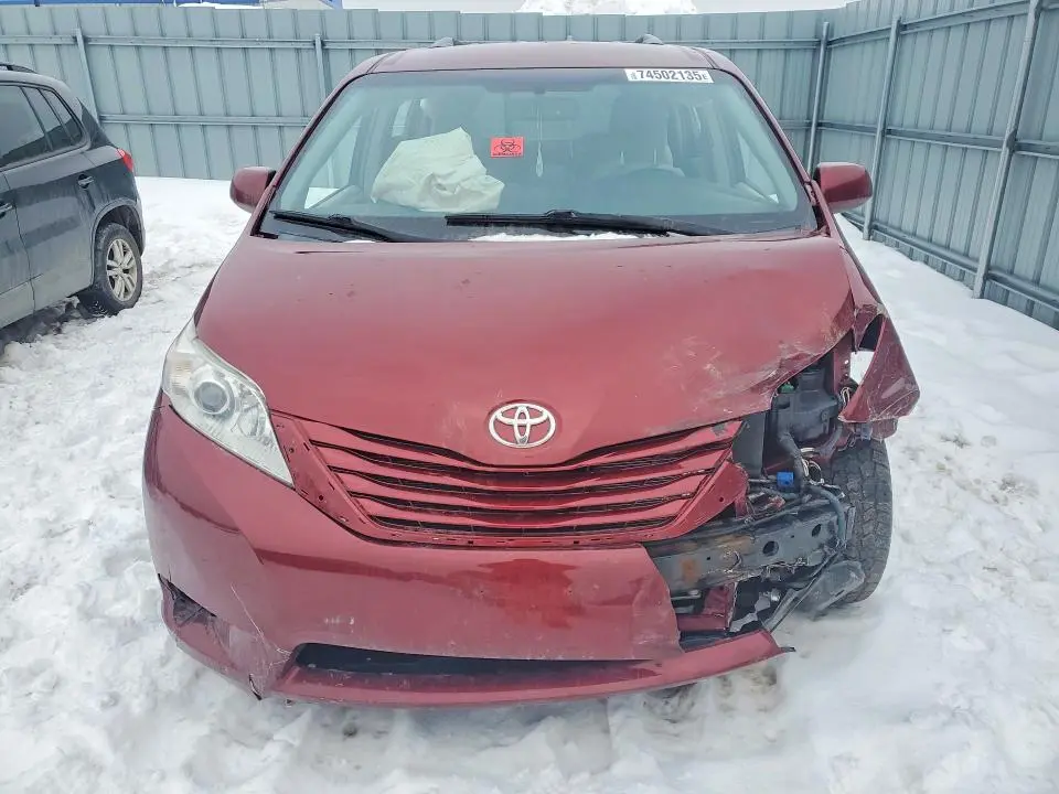2015 TOYOTA SIENNA LE  