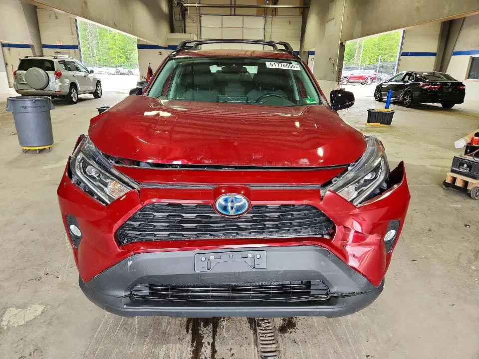2021 TOYOTA RAV4 XLE  