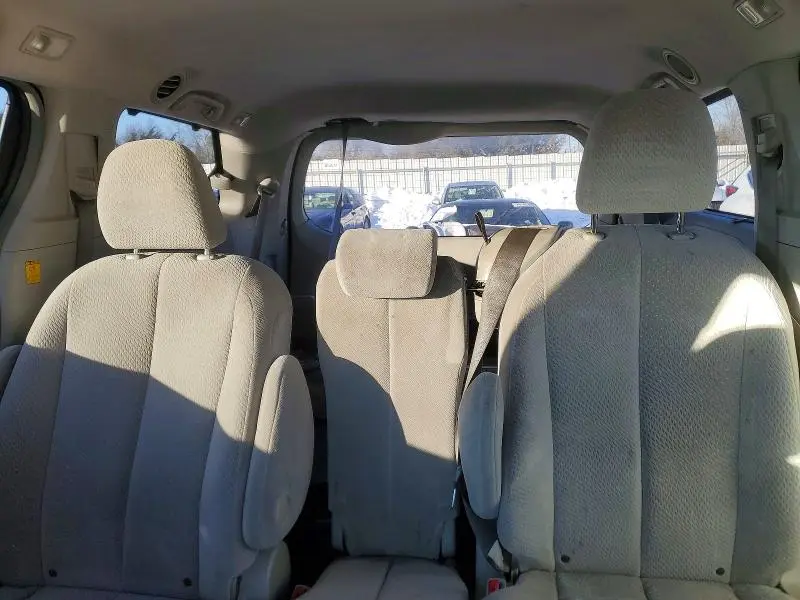 2011 TOYOTA SIENNA LE 8-PASSENGER  