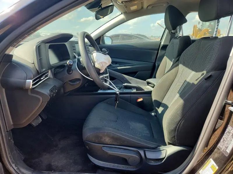 2025 HYUNDAI ELANTRA SE  
