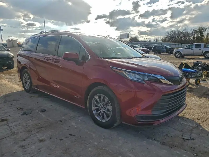 2021 TOYOTA SIENNA LE  