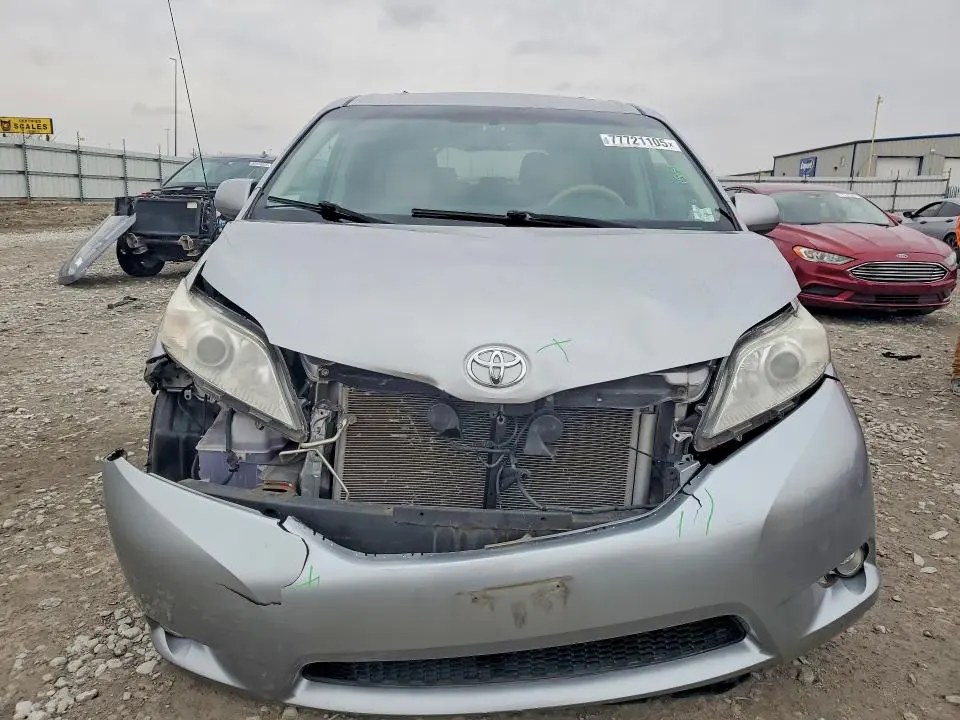 2012 TOYOTA SIENNA XLE  