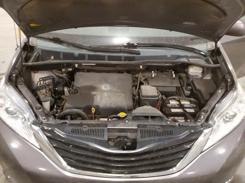 2013 TOYOTA SIENNA LE 8-PASSENGER  