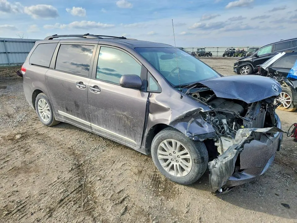 2013 TOYOTA SIENNA   