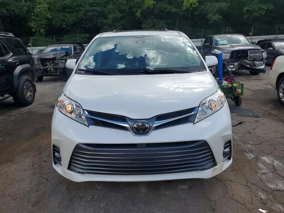 2018 TOYOTA SIENNA XLE 8-PASSENGER  