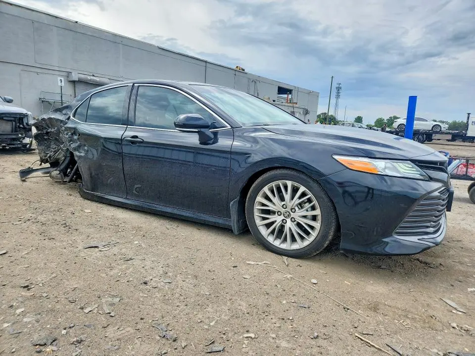 2020 TOYOTA CAMRY XLE  