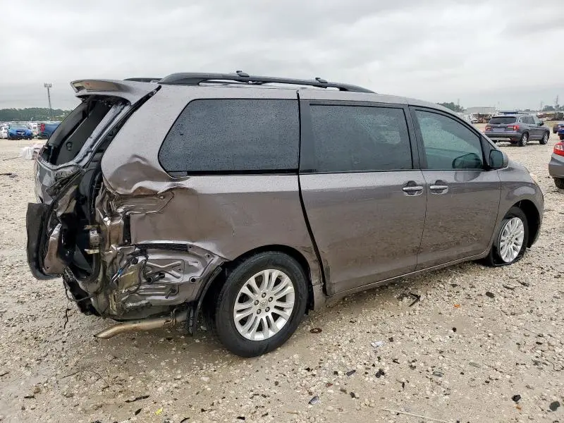 2016 TOYOTA SIENNA XLE  