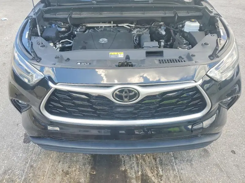 2021 TOYOTA HIGHLANDER LE  