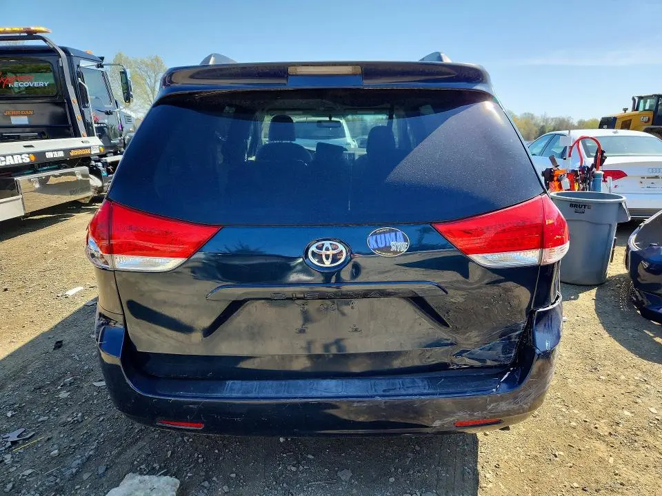 2011 TOYOTA SIENNA LE 8-PASSENGER  