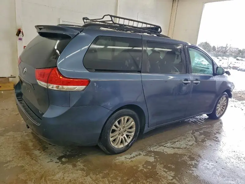 2013 TOYOTA SIENNA XLE  