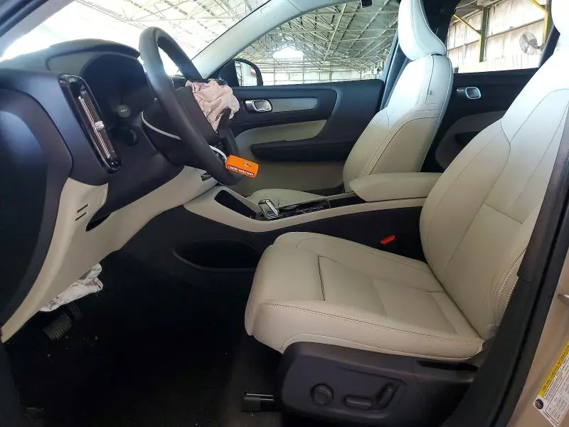 2025 VOLVO XC40 PLUS  