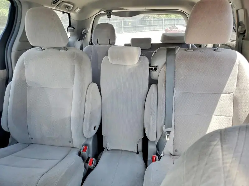 2016 TOYOTA SIENNA LE  