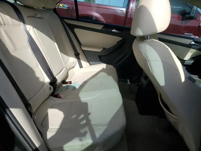 2011 VOLKSWAGEN JETTA SE  