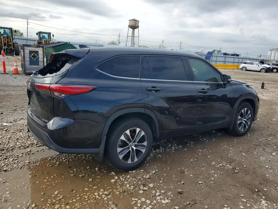 2021 TOYOTA HIGHLANDER XLE  