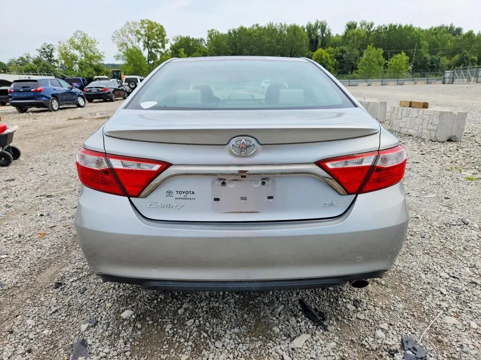 2016 TOYOTA CAMRY SE  