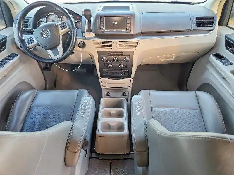 2011 VOLKSWAGEN ROUTAN SE  