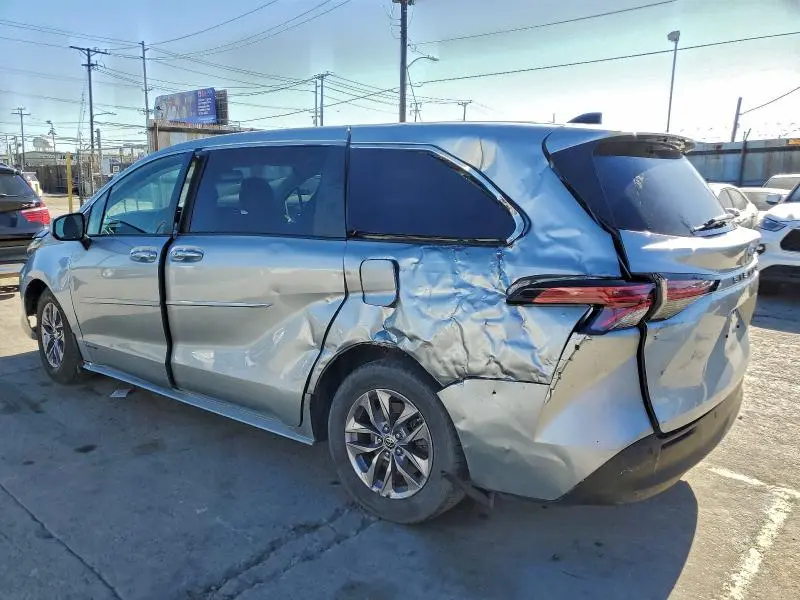 2021 TOYOTA SIENNA XLE  