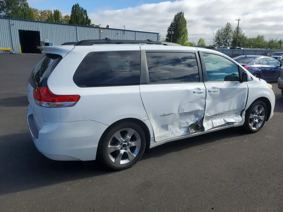 2012 TOYOTA SIENNA LE  