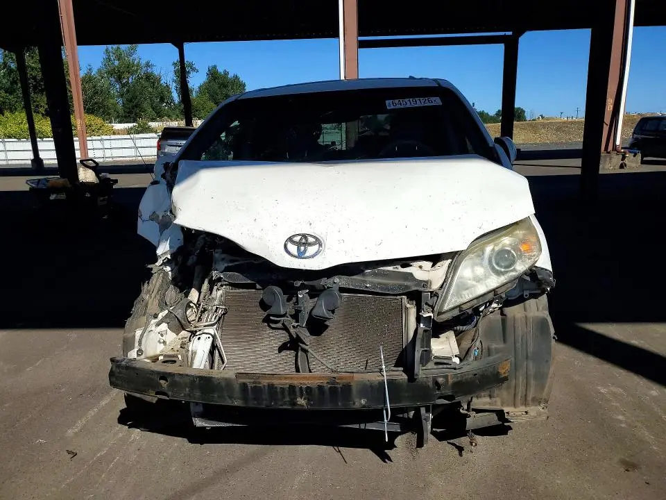 2011 TOYOTA SIENNA LE  