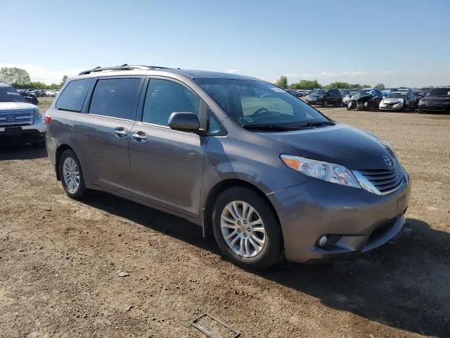 2017 TOYOTA SIENNA XLE  