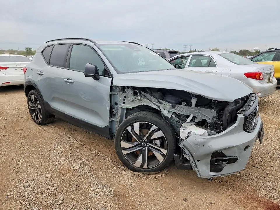 2024 VOLVO XC40 PLUS  