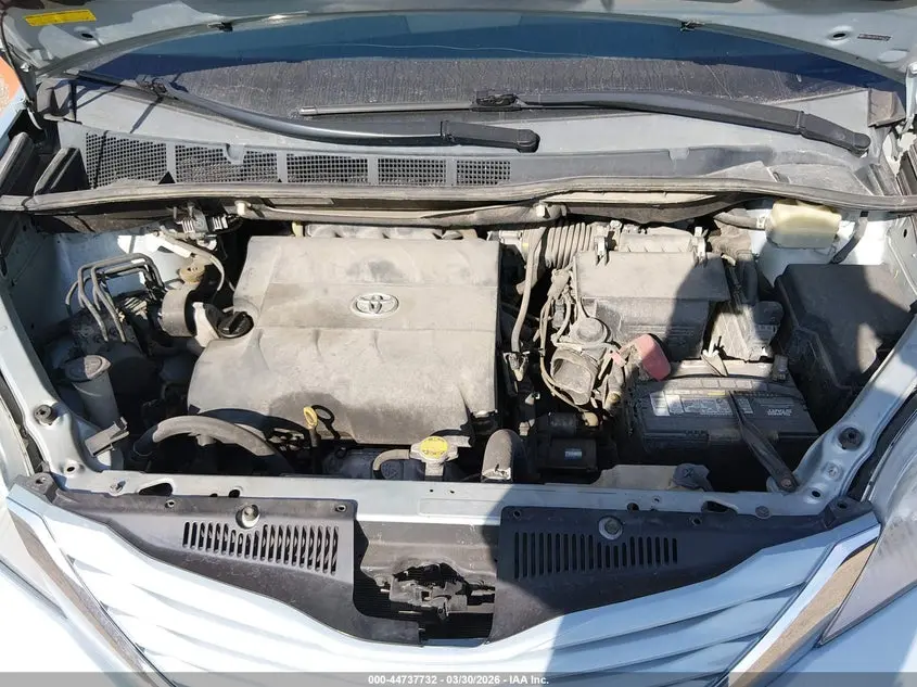 2015 TOYOTA SIENNA LE 8 PASSENGER