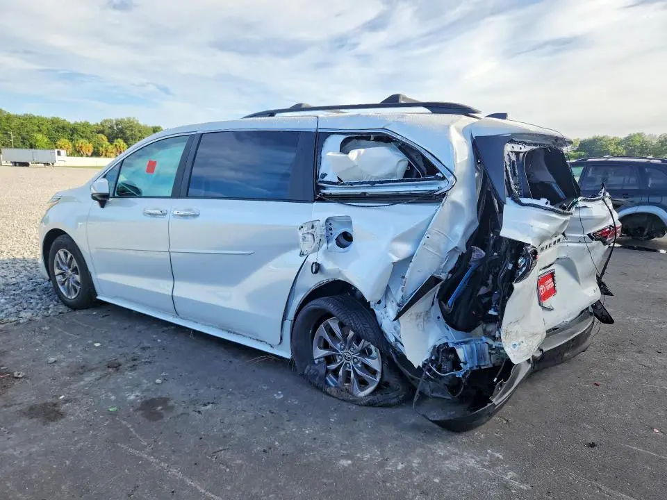 2026 TOYOTA SIENNA XLE 8-PASSENGER  
