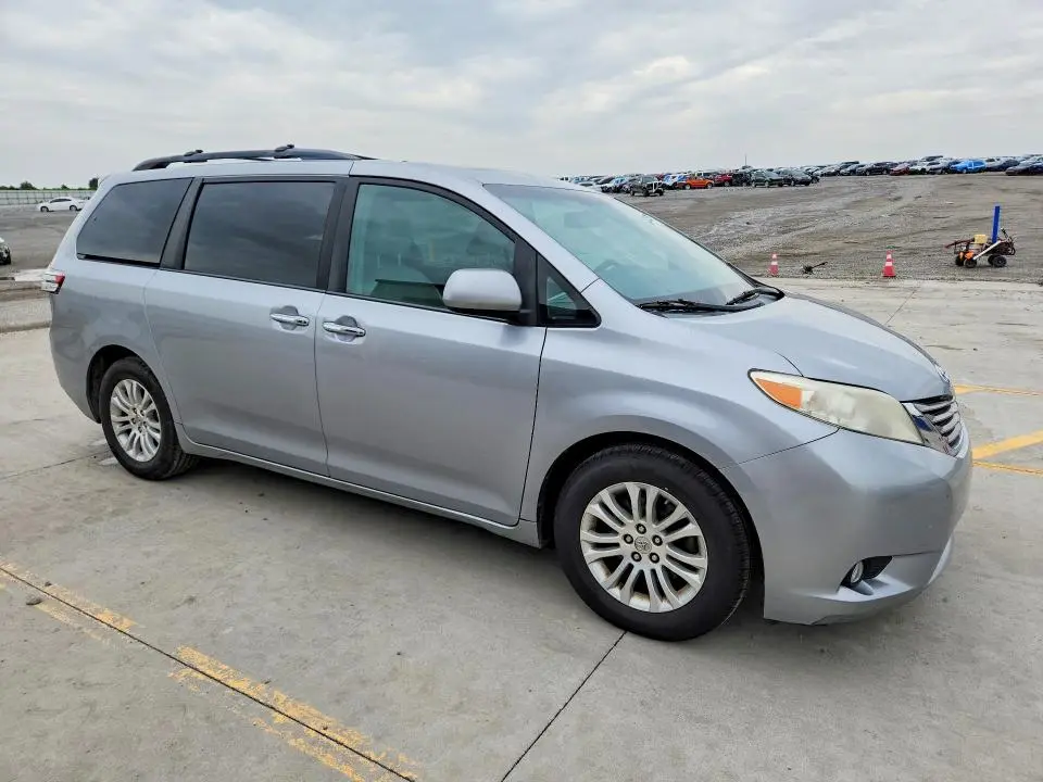 2015 TOYOTA SIENNA XLE 8-PASSENGER  
