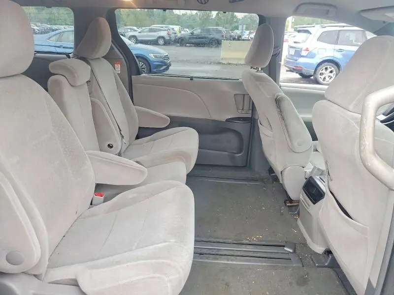 2017 TOYOTA SIENNA LE  