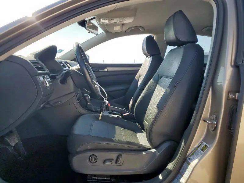 2015 VOLKSWAGEN PASSAT SE  